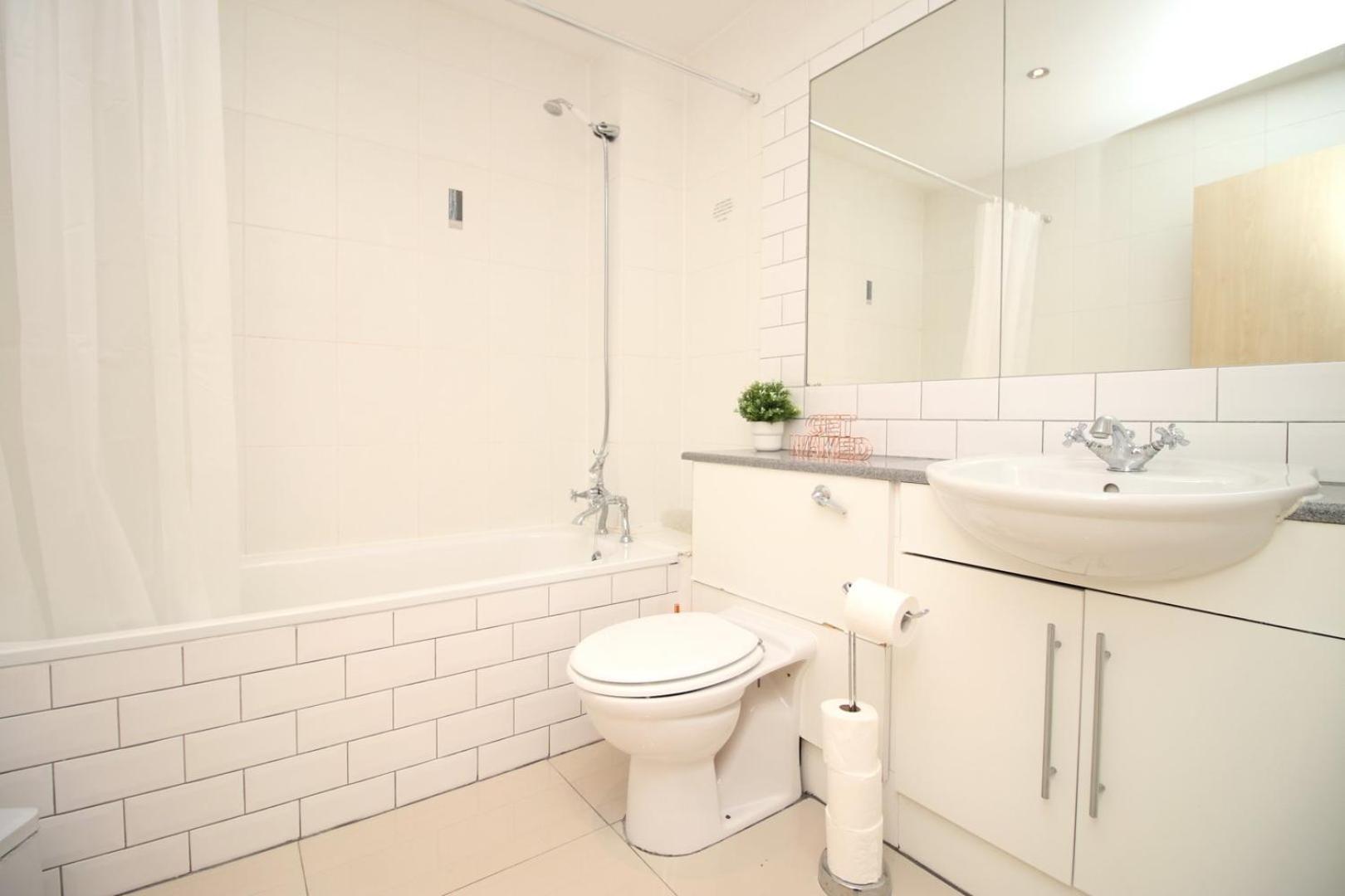 Centrally Located Spacious 2Br | Cohost Partners Cardiff Luaran gambar