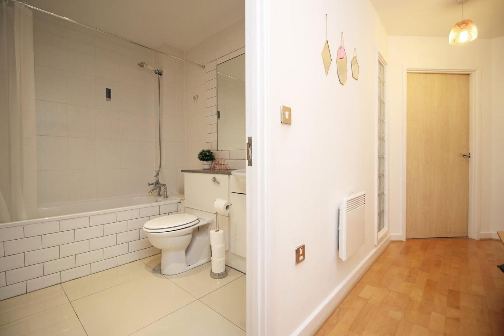 Centrally Located Spacious 2Br | Cohost Partners Cardiff Luaran gambar